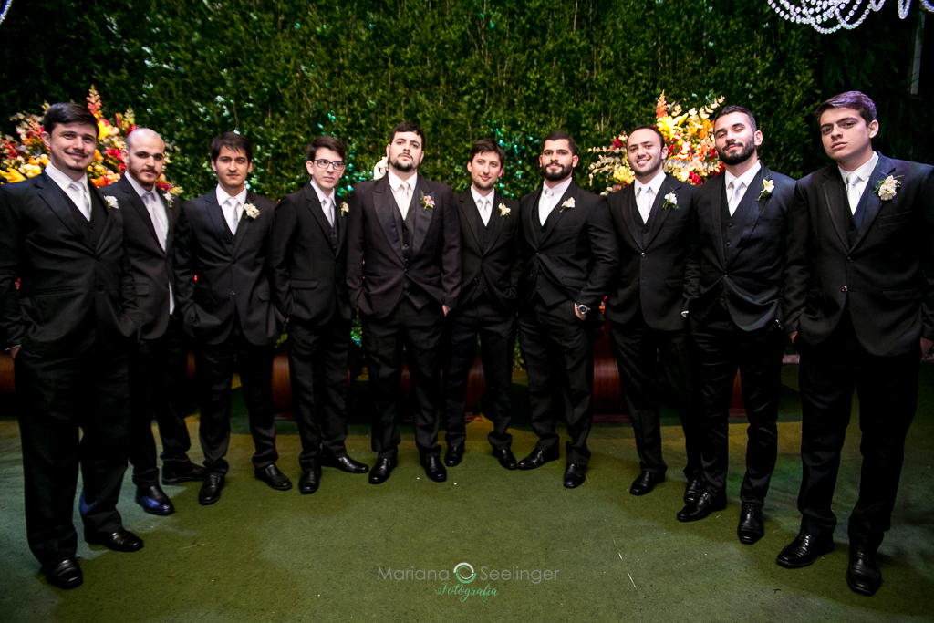Noivo junto aos seu padrinhos de casamento em fotografia de Mariana Seelinger Fotógrafa de Casamentos em Niterói e RJ