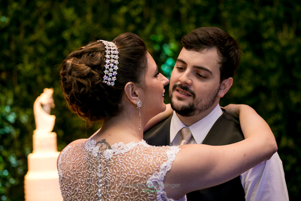 Noivo trocando olhares com a noiva em fotografia de Mariana Seelinger Fotógrafa de Casamentos em Niterói e RJ