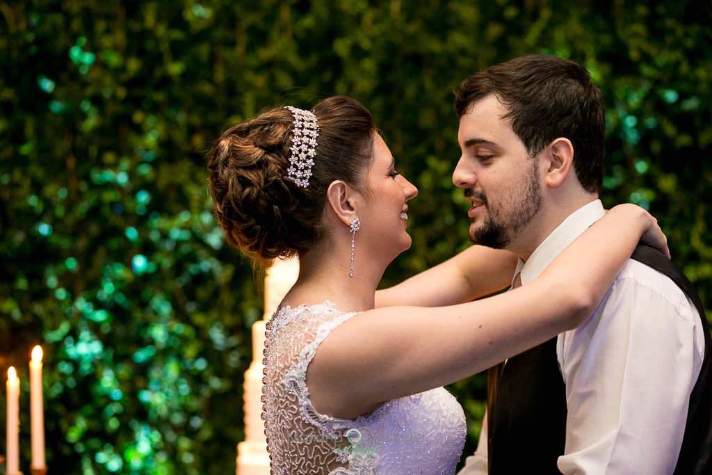 Noivos abraçados trocando olhares em fotografia de Mariana Seelinger Fotógrafa de Casamentos em Niterói e RJ