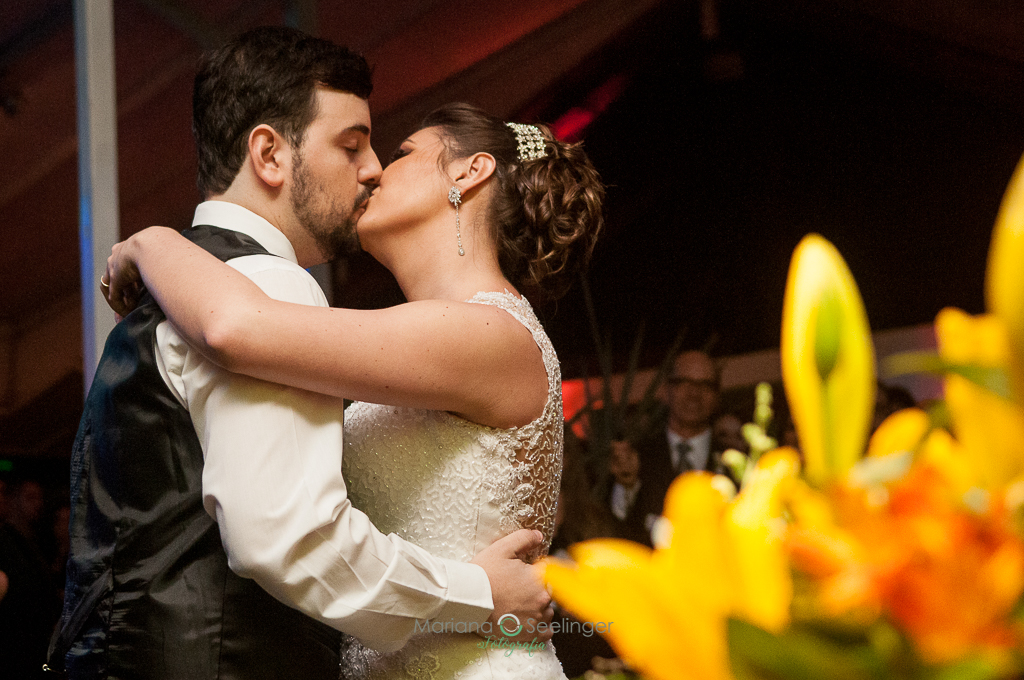 Noivos se beijando em festa de casamento em fotografia de Mariana Seelinger Fotógrafa de Casamentos em Niterói e RJ