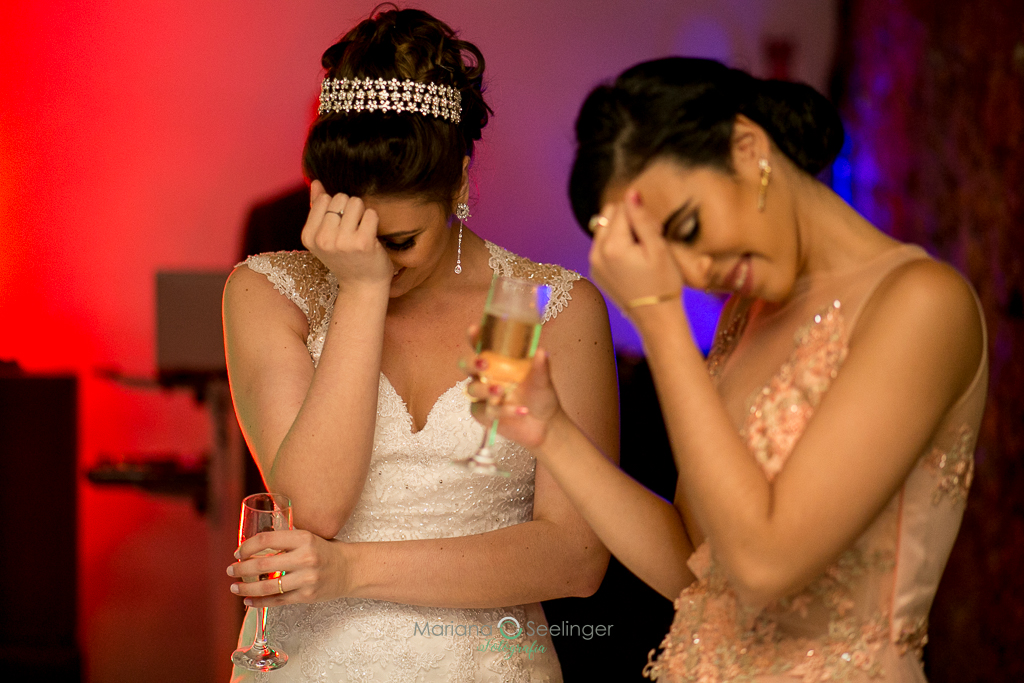 Noiva dançando junto a sua amiga em sua festa de casamento em fotografia de Mariana Seelinger Fotógrafa de Casamentos em Niterói e RJ