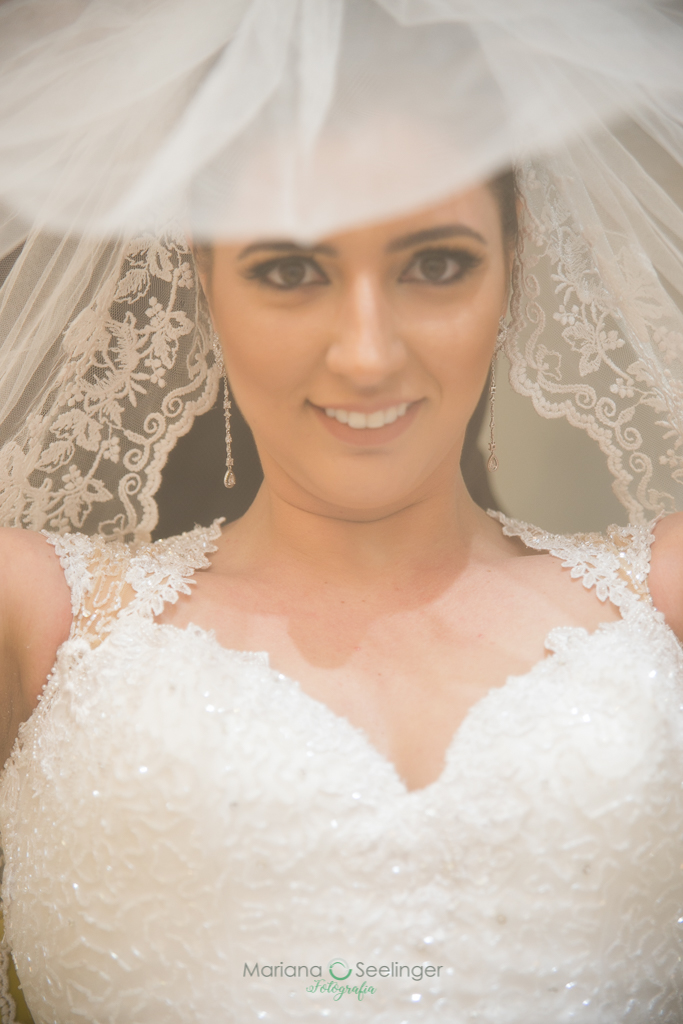 noiva sob o véu durante o making of em fotografia de Mariana Seelinger fotógrafa de casamentos e famílias em Niterói RJ