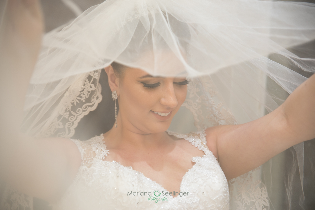 noiva sob o véu em fotografia de Mariana Seelinger fotógrafa de casamentos e famílias em Niterói RJ
