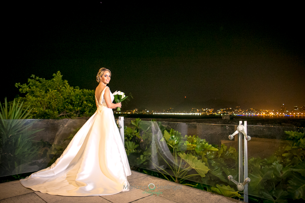 Noiva pronta para o casamento em sacada do hotel em que fez o making of em fotografia de Mariana Seelinger Fotógrafa de Casamentos em Niterói e RJ