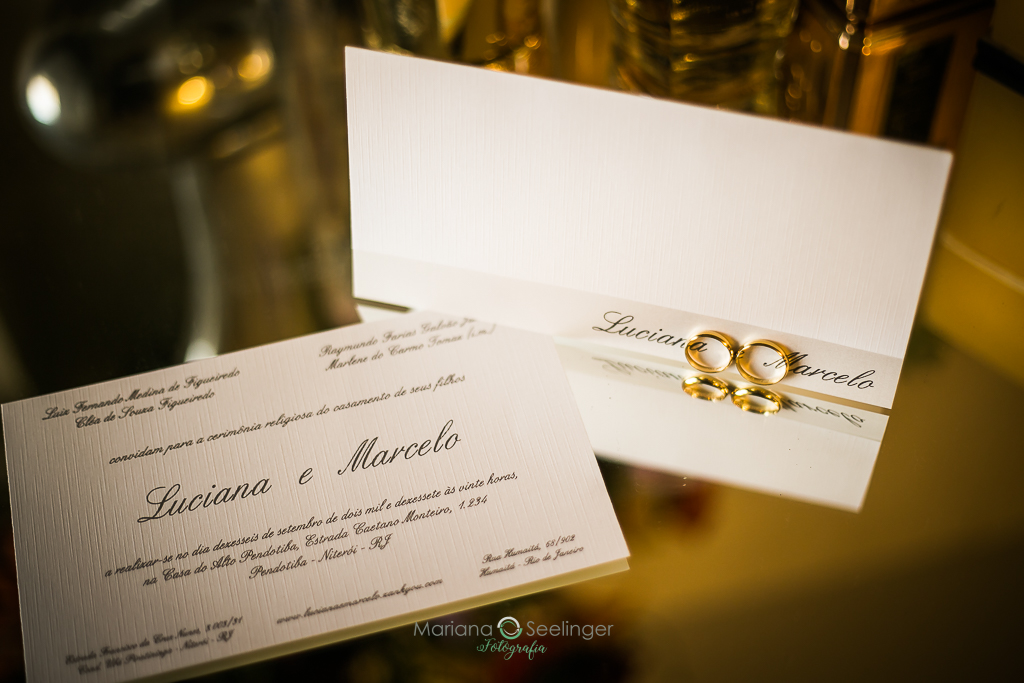 Convite de casamento junto as alianças  em making em fotografia de Mariana Seelinger Fotógrafa de Casamentos em Niterói e RJ