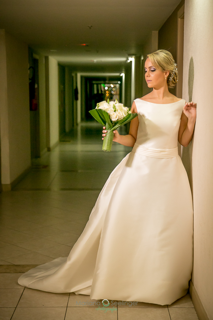Noiva posando para foto com bouquet na mão durante o making of em fotografia de Mariana Seelinger Fotógrafa de Casamentos em Niterói e RJ