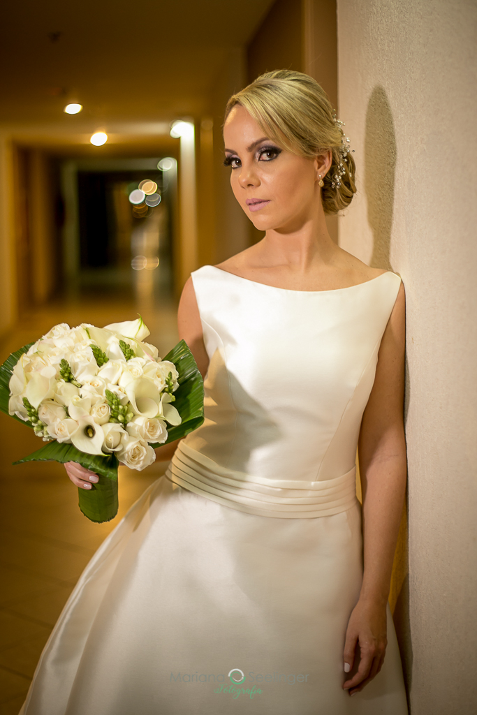Noiva pronta para a cerimonia de casamento em fotografia de Mariana Seelinger Fotógrafa de Casamentos em Niterói e RJ