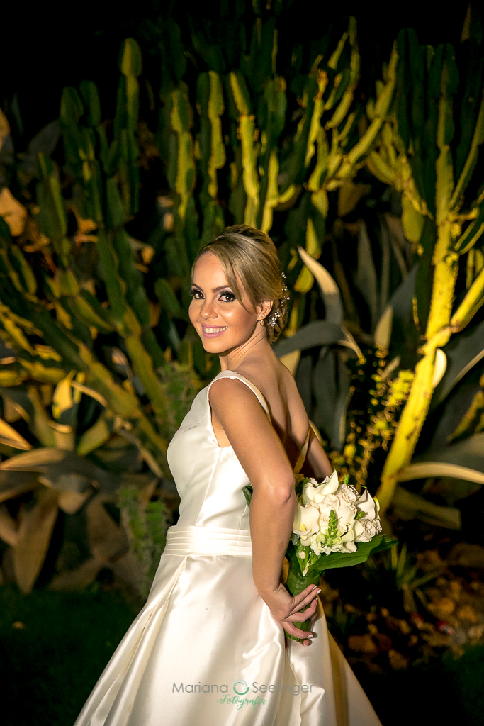 foto da noiva antes da cerimonia de casamento em jardim da igreja em fotografia de Mariana Seelinger Fotógrafa de Casamentos em Niterói e RJ