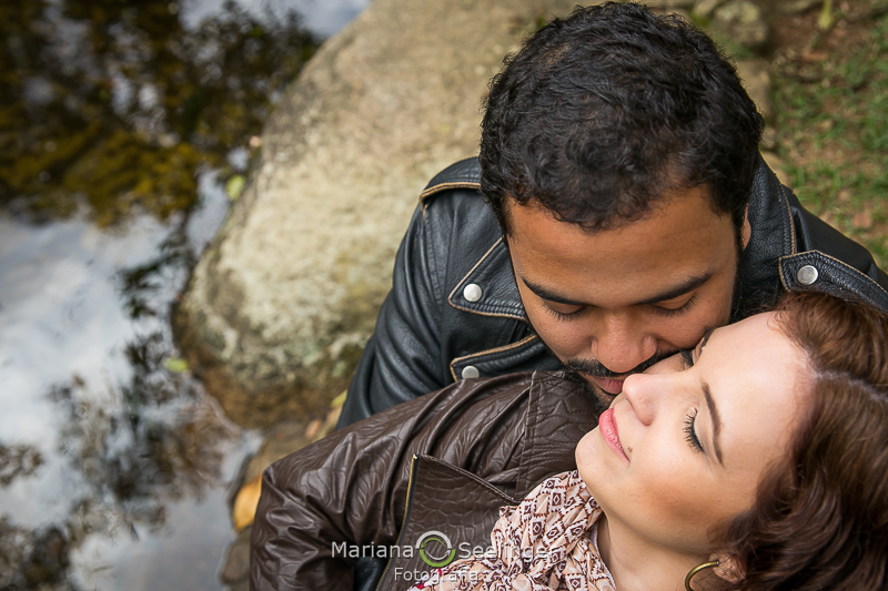 Close de Caio e Ju num abraço perto do lago em Teresópolis - RJ