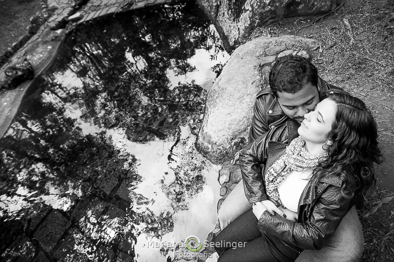 Abraçados, Ju e Caio aproveitam o lago em seu ensaio do casal