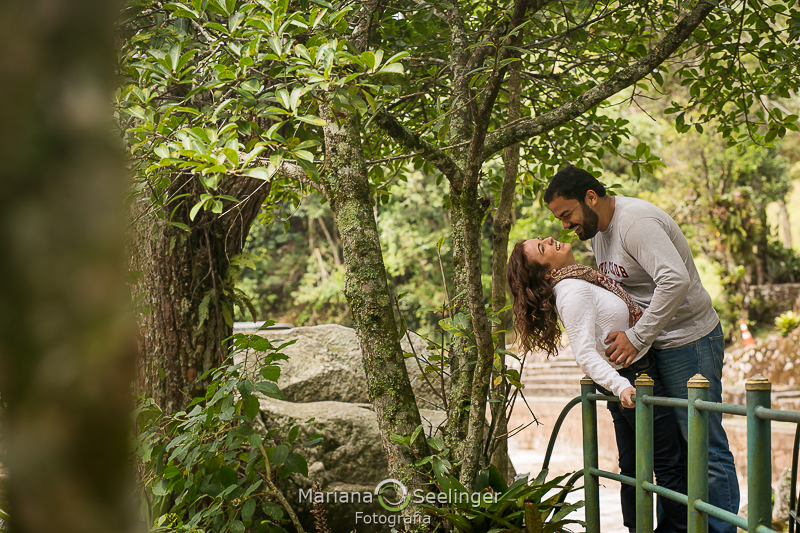 Caio inclina Ju num abraço romântico em seu ensaio de casal por Mariana Seelinger em Teresópolis