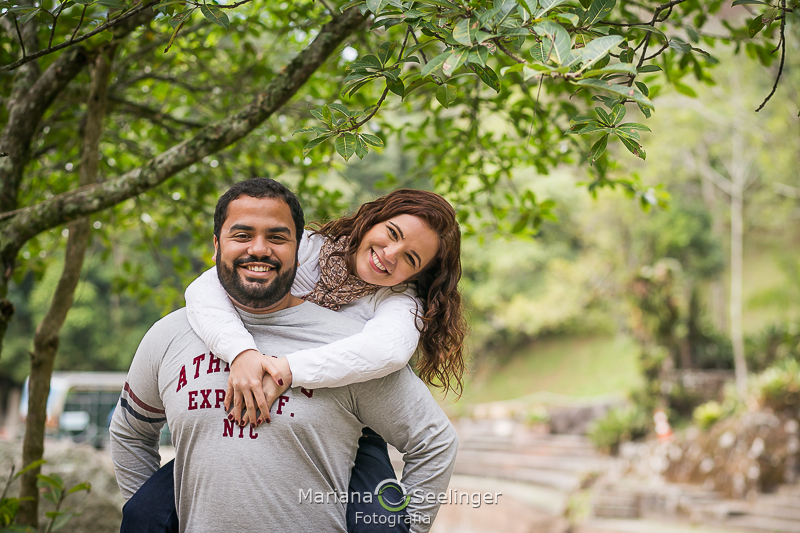 A noiva pendurada de cavalinho nas costas do noivo em Teresópolis - RJ por Mariana Seelinger Fotografia