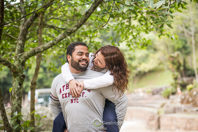 Ju pendurada nas costas Caio caminhando pelo Jardim em Teresópolis - RJ por Mariana Seelinger Fotografia