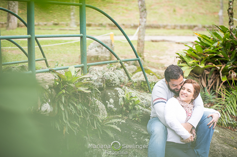 O casal abraçado aproveitando o jardim em Teresópolis - RJ por Mariana Seelinger Fotografia
