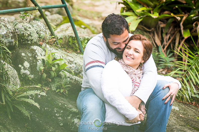 O casal abraçado no jardim em Teresópolis - RJ por Mariana Seelinger Fotografia