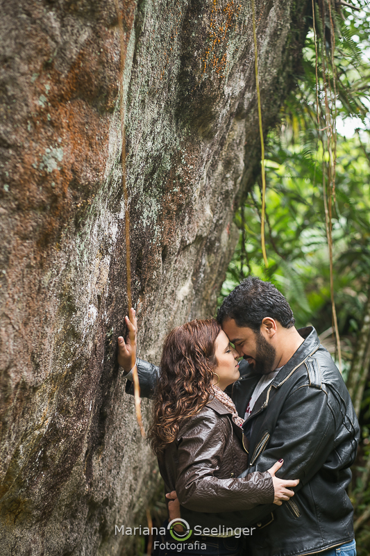 Ju e Caio abraçados em frente a uma grande árvore em Teresópolis - RJ