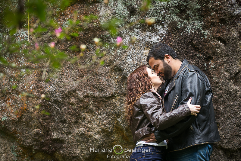 O beijo de Caio e Ju em seu ensaio de casal em Teresópolis - RJ por Mariana Seelinger Fotografia