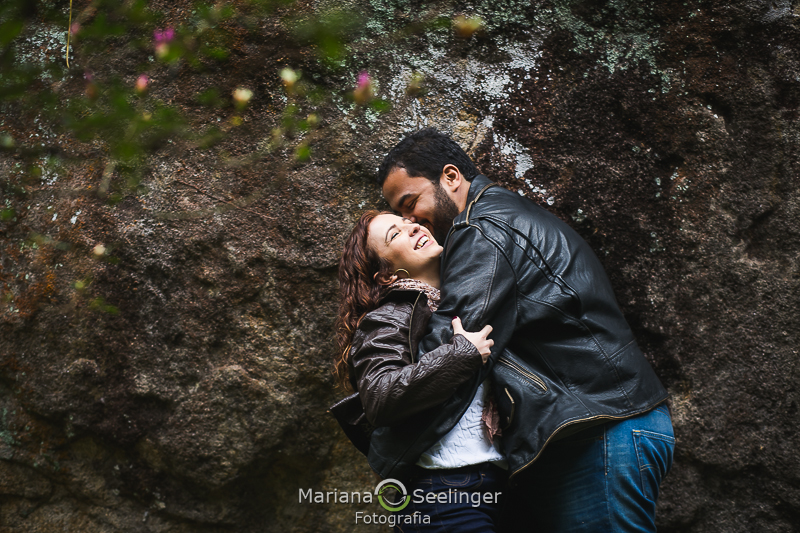 Caio e Ju abraçado em Teresópolis - RJ por Mariana Seelinger Fotografia