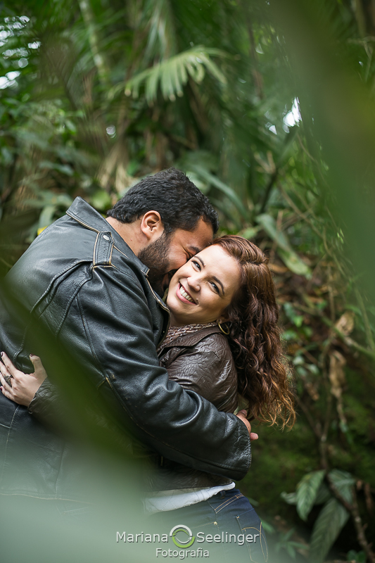 O casal abraçados e sorridentes por Mariana Seelinger Fotografia
