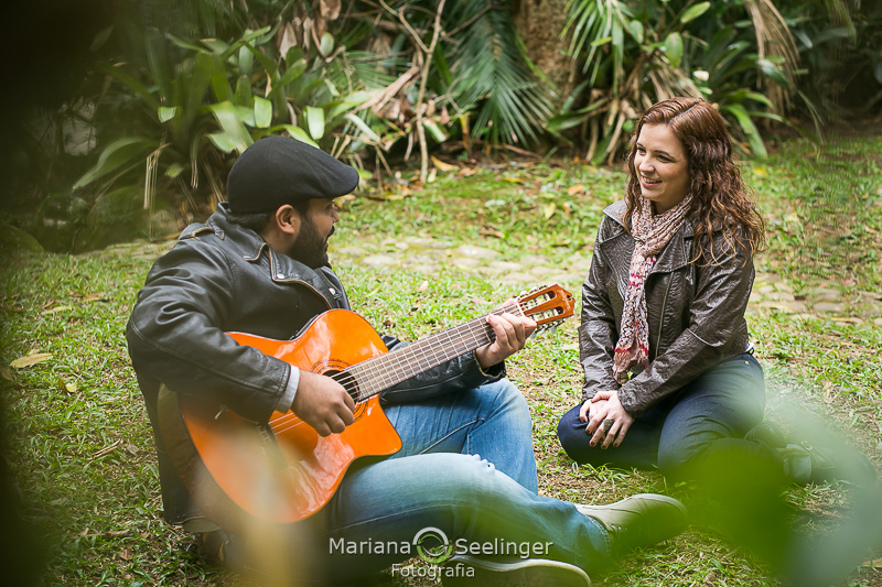 O noivo ao chão com um violão enquanto a noiva assiste em Teresópolis - RJ por Mariana Seelinger Fotografia