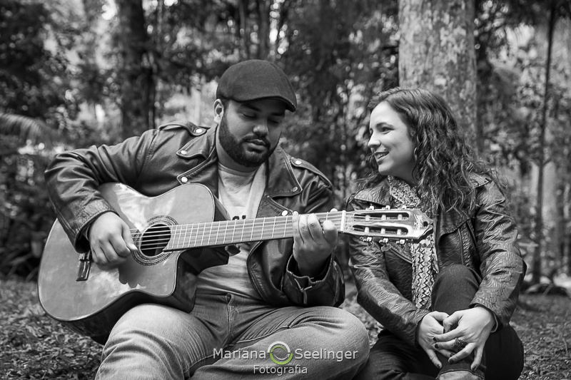 Em seu ensaio de casal Caio toca violão para Ju em foto preto e branca de Mariana Seelinger Fotografia