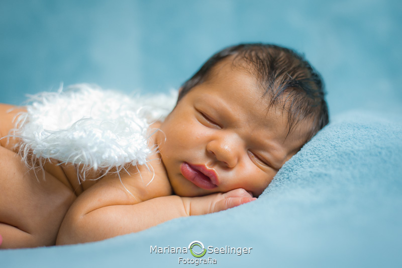 Close de Gael dormindo em seu ensaio newborn em Maricá - RJ por Mariana Seelinger fotografia