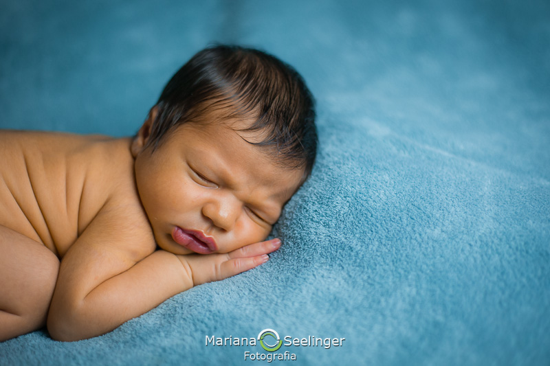 close da cabeça do Gael no ensaio newborn em Maricá - RJ