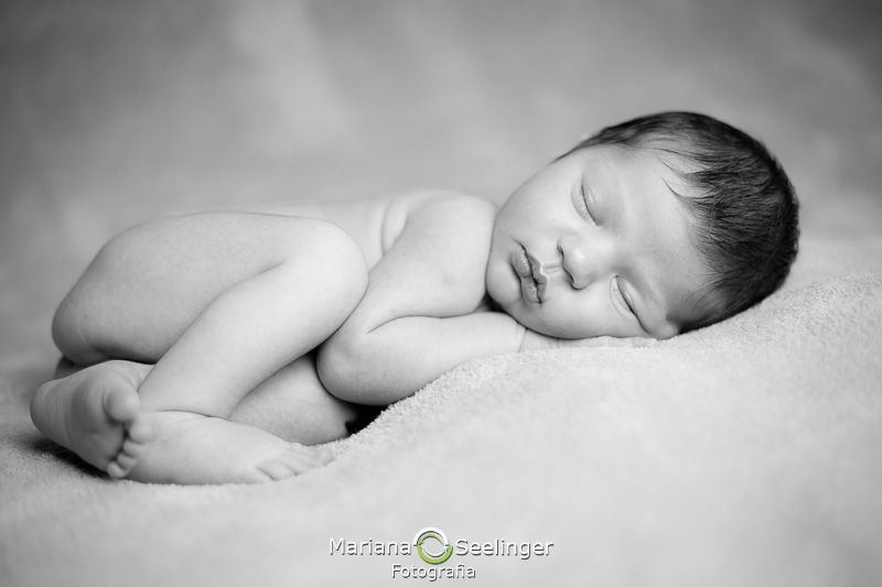 Fotografia em preto e branco de newborn em Maricá - RJ por Mariana Seelinger Fotografia