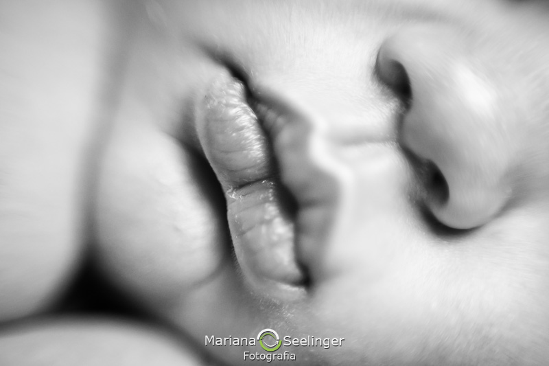 Detalhe da boca do newborn Gael em Maricá - RJ por Mariana Seelinger Fotografia