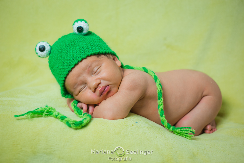 Francisco de touquinha verde de tricô de sapinho em ensaio newborn em Niterói - RJ por Mariana Seelinger Fotografia