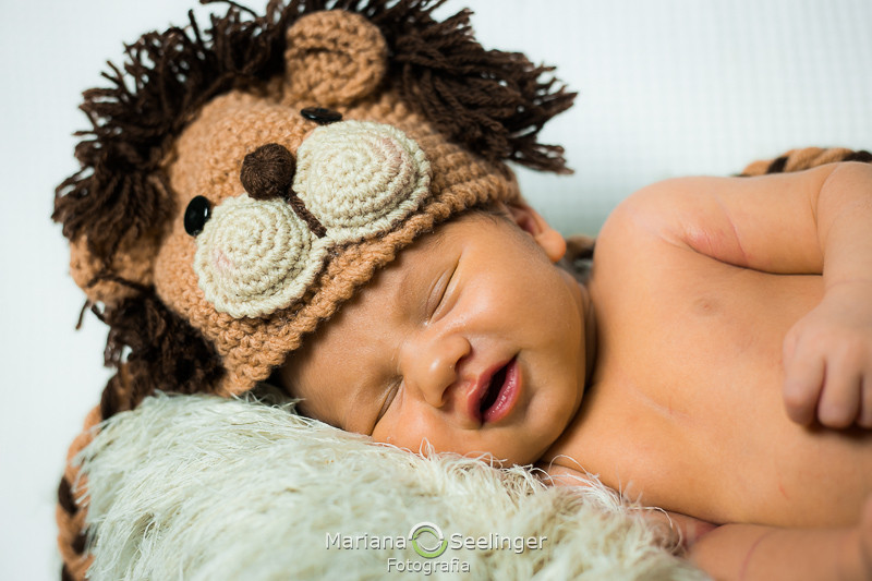 Com touquinha de tricô Francisco sorri dormindo para a fotógrafa Mariana Seelinger em Niterói - RJ