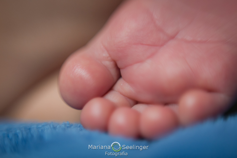 detalhe do pézinho do bebê em ensaio newborn em Niterói - RJ por Mariana Seelinger Fotografia