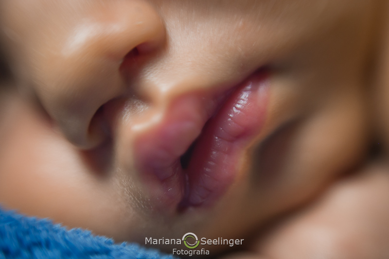 detalhe da boca do bebê em ensaio recém nascido por Mariana Seelinger Fotografia