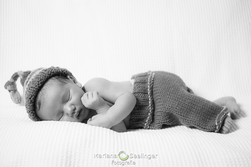 Fotografia em preto e branco do newborn Francisco em Niterói - RJ por Mariana Seelinger Fotografia