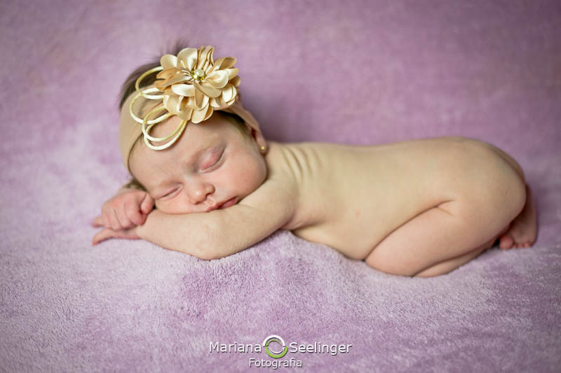 a bebê de tiara bege em ensaio newborn em Niterói - RJ