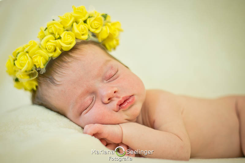 Close da bebê Maria Antonia com coroa de flores amarelas em seu ensaio newborn por Mariana Seelinger Fotografia