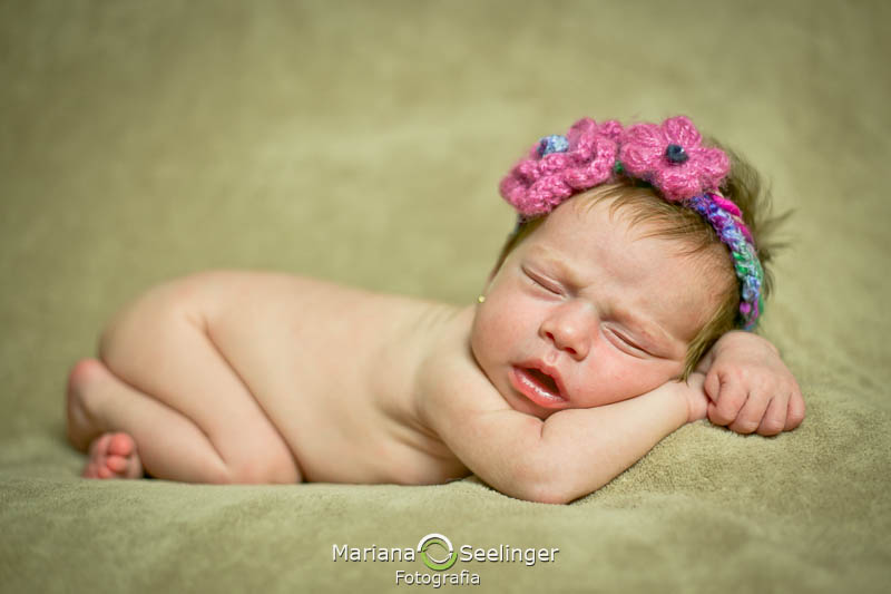 a bebê com tiara de florzinhas rosas em  ensaio newborn em Niterói - RJ