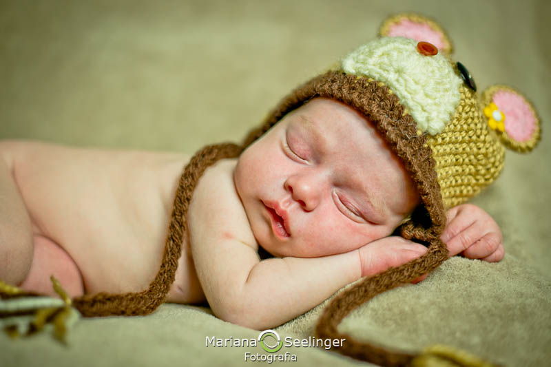 touquinha de ursinho da Maria Antonia em ensaio newborn por Mariana Seelinger Fotografia