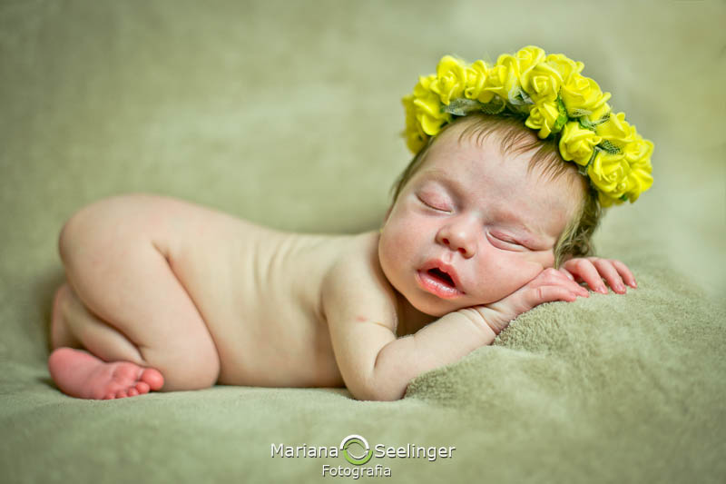 bebê com coroa de flores amarelas em ensaio newborn por Mariana Seelinger Fotografia em Niterói - Rj