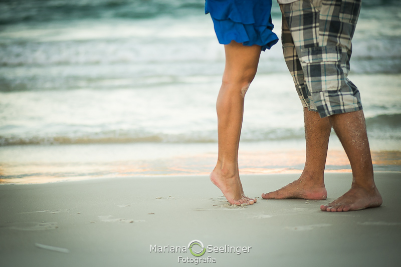 detalhe dos pés descalços do casal na areia em Arraial do Cabo - RJ por Mariana Seelinger Fotografia