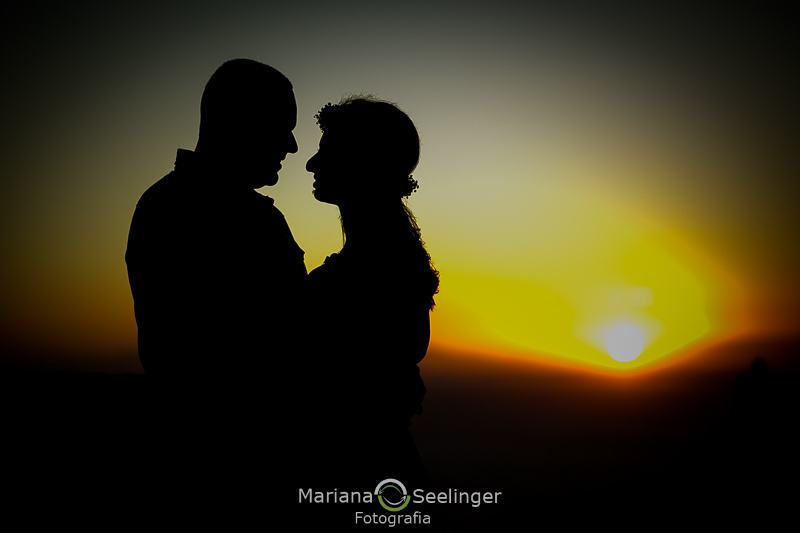 sombras dos noivos ao por do sol de Arraial do Cabo - RJ por Mariana Seelinger Fotografia