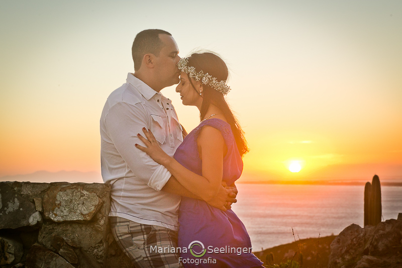 Felipe beija a testa de Vanessa em ensaio de casal por Mariana Seelinger Fotografia