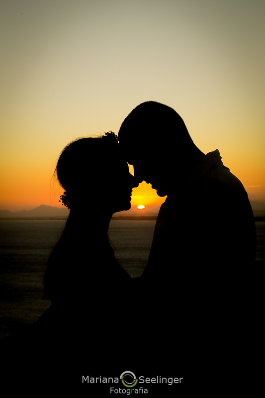 sombras dos noivos com os narizes se tocando em Arraial do Cabo - Rj por Mariana Seelinger Fotografia
