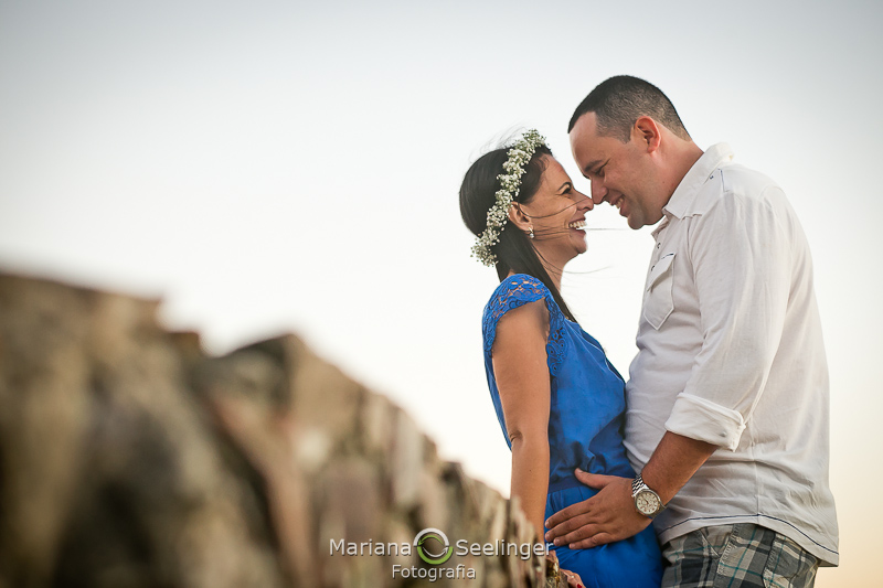 Felipe segura a cintura de Vanessa em fotografia por Mariana Seelinger em seu ensaio de casal
