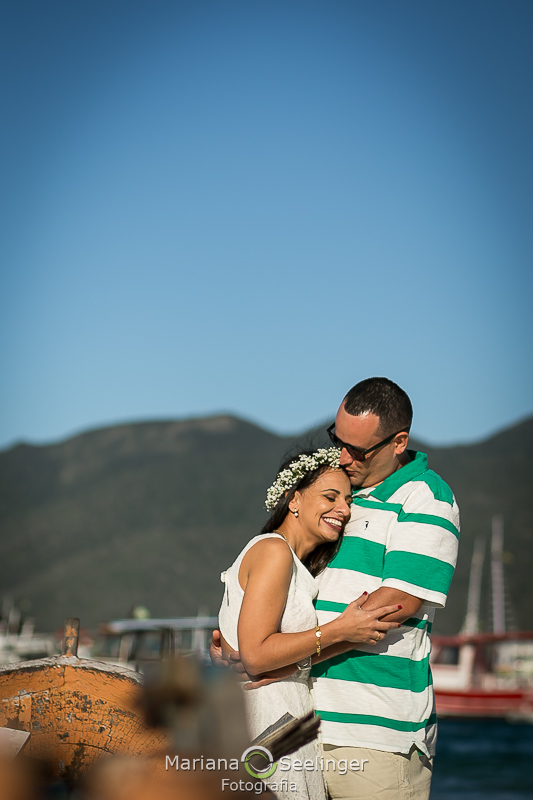 Vanessa e Felipe abraçados em praia de Arraial do Cabo - RJ em ensaio romântico de casal