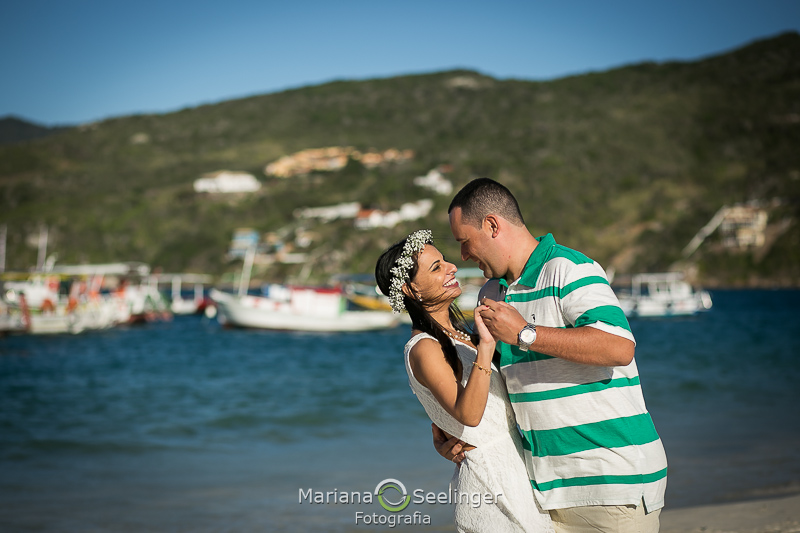 O casal dança em meio a praia em Arraial do Cabo - RJ em ensaio por Mariana Seelinger Fotografia