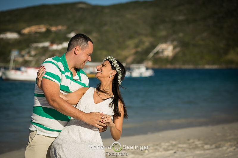 Felipe inclina Vanessa em frente ao mar em Arraial do Cabo - RJ por Mariana Seelinger Fotografia