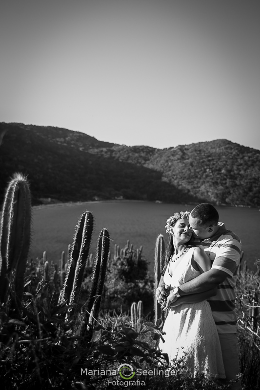 Fotografia em preto e branco do casal abraçados junto aos cactos em Arraial do Cabo - RJ