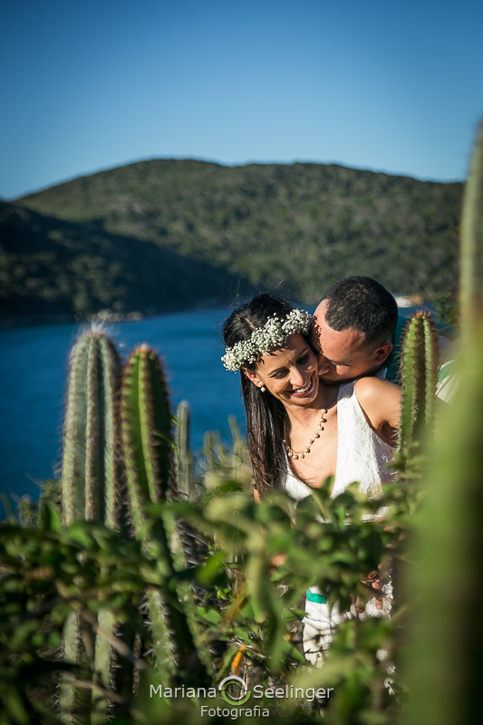 O casal sorri em meio aos cactos em Arraial do Cabo - RJ