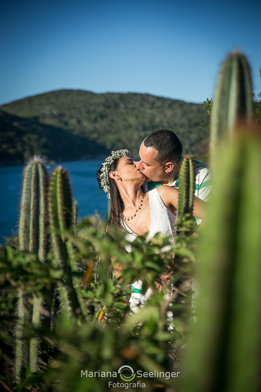 o casal se beija em seu ensaio por Mariana Seelinger Fotografia